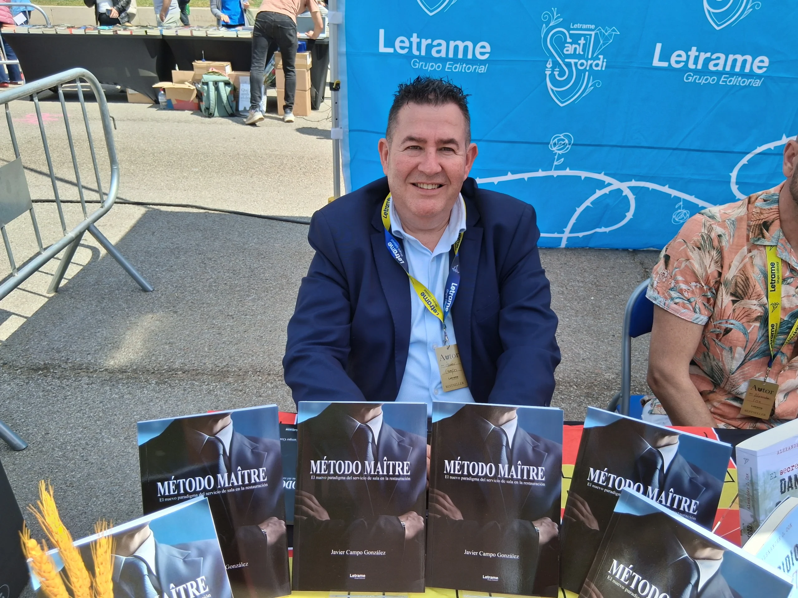 Firma de libros de Javier Campo González en la parada de la Editorial Letrame